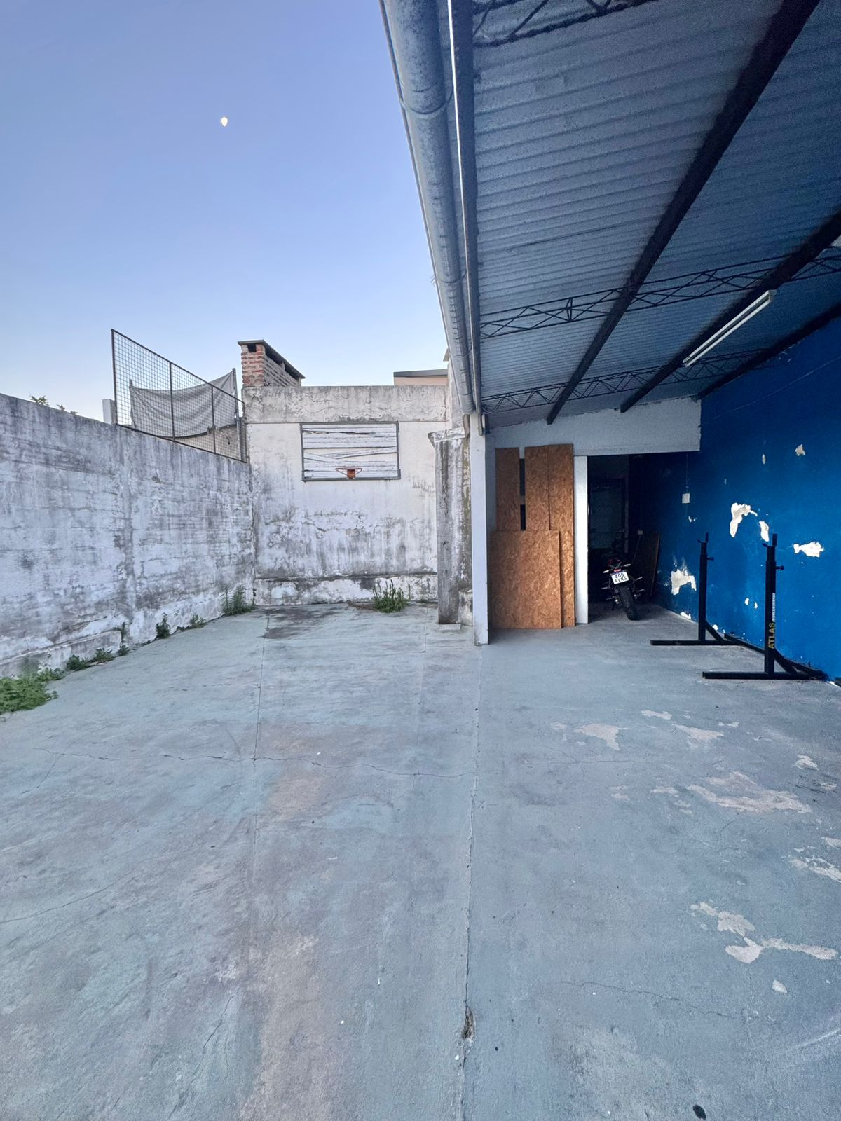 Imagen de la propiedad  VENTA AMPLIO LOCAL / GALPÓN